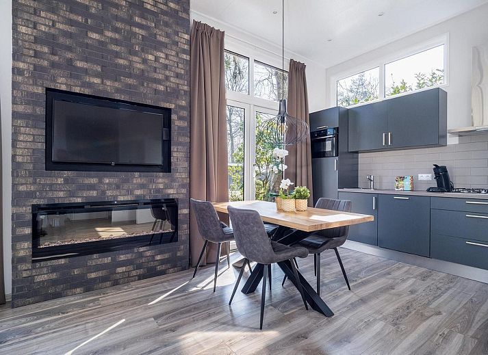 Entrance to Holiday home Deerhoeve comfort in Hoenderloo, Veluwe. Stylish entrance with lots of light.