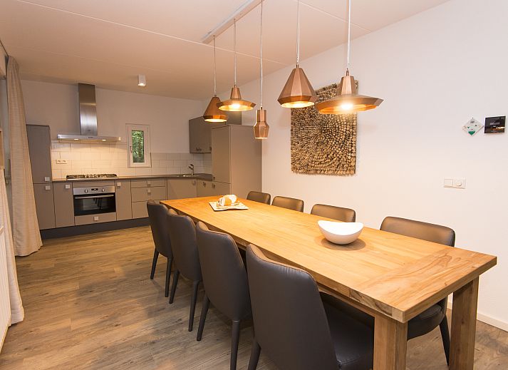 Miggelenberg 8-person bungalow in Hoenderloo, Veluwe, Gelderland with green surroundings.