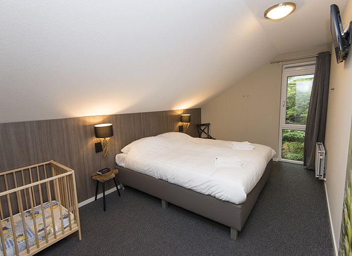 Spacious living room of Miggelenberg bungalow in Hoenderloo, Veluwe, Gelderland with lots of light.