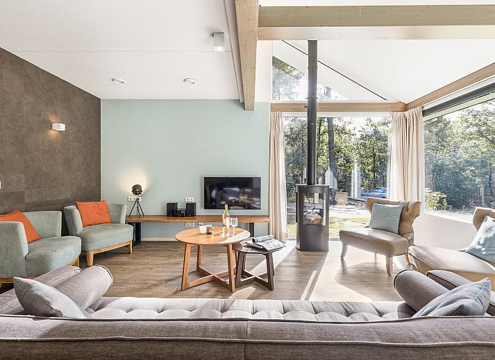 Spacious living room of Miggelenberg bungalow in Hoenderloo, Veluwe, Gelderland with lots of light.