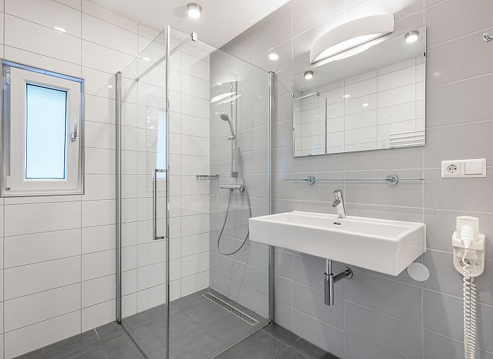 Cozy sitting area in Miggelenberg bungalow, Hoenderloo, Veluwe, Gelderland with modern decor.