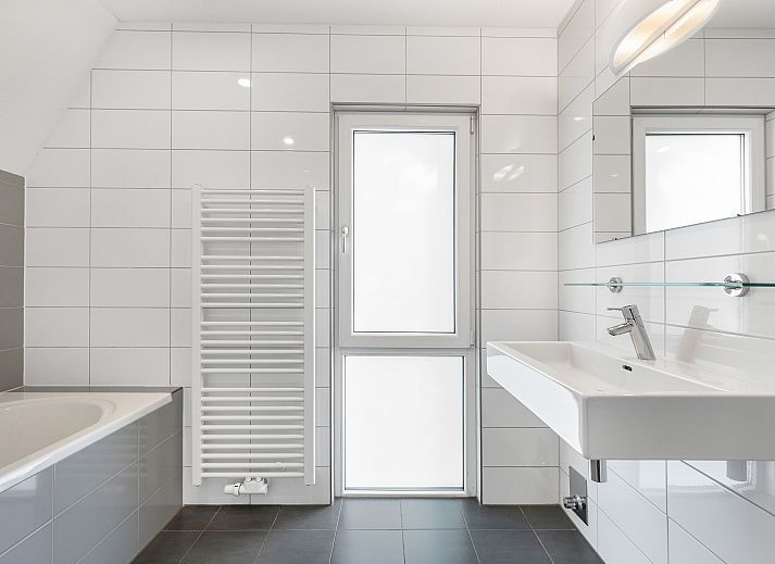 Modern living room with fireplace in Miggelenberg bungalow, Hoenderloo, Veluwe, Gelderland.