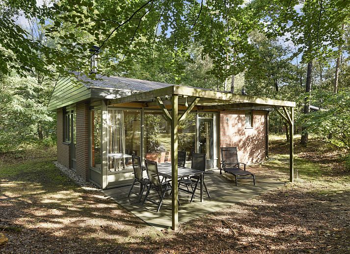 Lichte woonkamer met toegang tot slaapkamer in Miggelenberg 4-persoons bungalow, Veluwe.