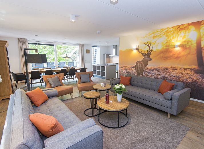 Miggelenberg Bungalow in Hoenderloo, Veluwe mit grosser Veranda und gruener Umgebung.