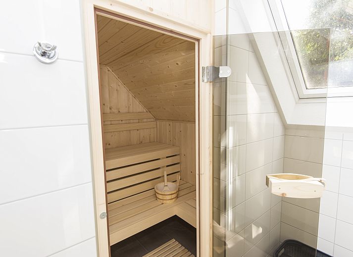 Seitenansicht des 10-Bett-Bungalows Miggelenberg in Hoenderloo, Veluwe.