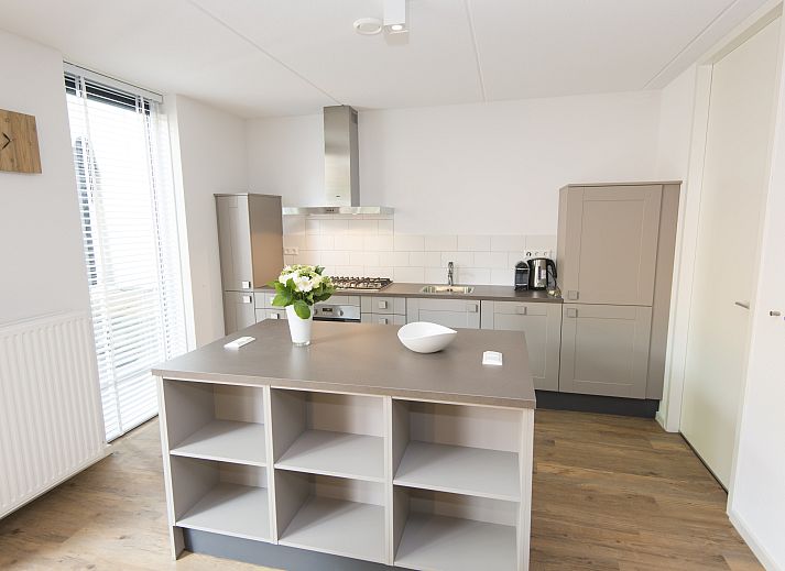 Seitenansicht des 10-Bett-Bungalows Miggelenberg in Hoenderloo, Veluwe.