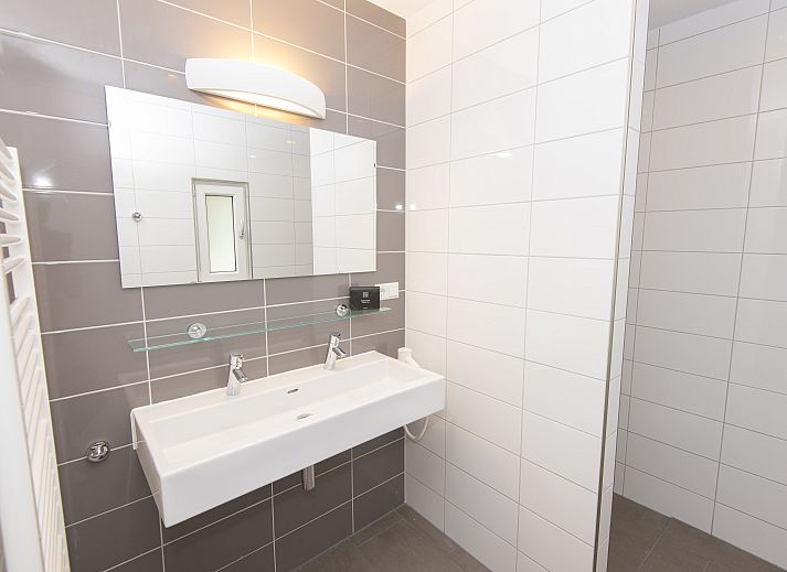 Seitenansicht des 10-Bett-Bungalows Miggelenberg in Hoenderloo, Veluwe.