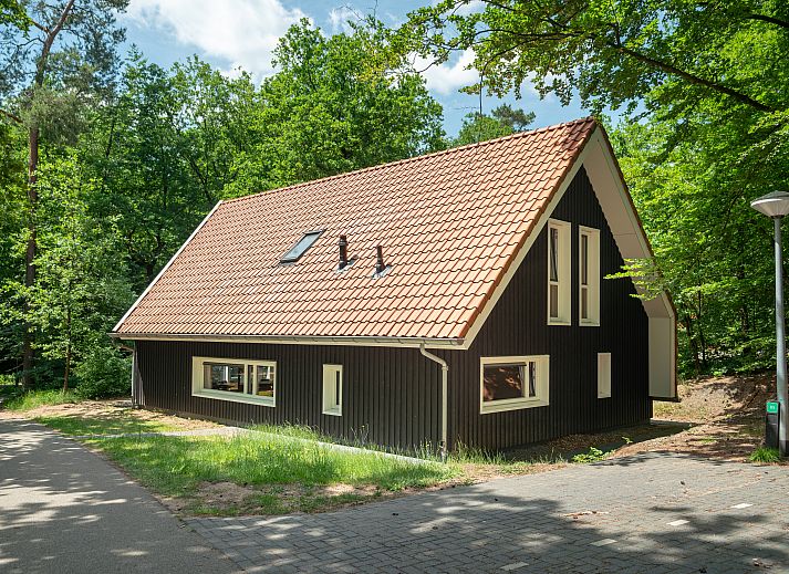 Gemuetliches, modern eingerichtetes Wohnzimmer im Bungalow Miggelenberg, Hoenderloo, Veluwe.