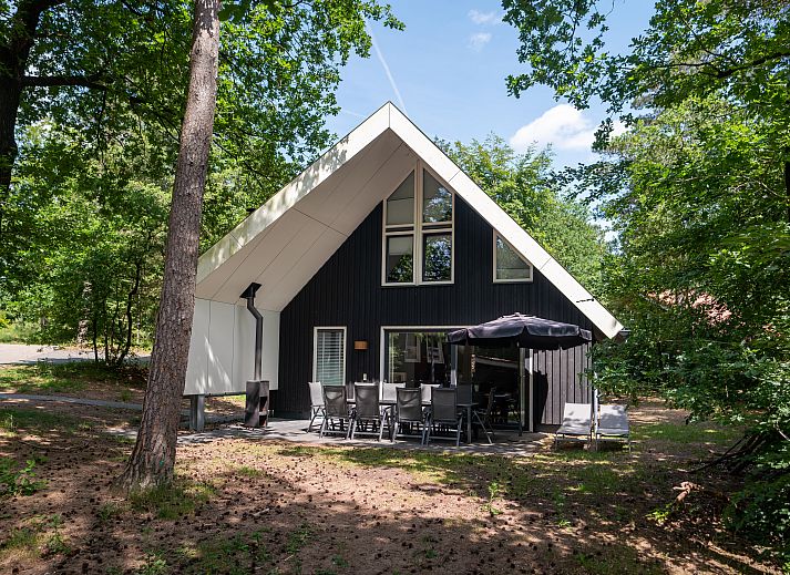 Gemuetliches, modern eingerichtetes Wohnzimmer im Bungalow Miggelenberg, Hoenderloo, Veluwe.