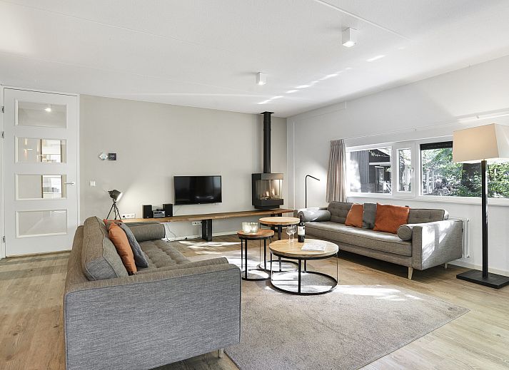 Gemuetliches, modern eingerichtetes Wohnzimmer im Bungalow Miggelenberg, Hoenderloo, Veluwe.