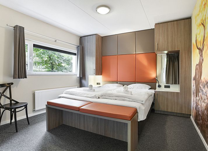 Stilvolle Sitzecke mit Kamin im Miggelenberg Bungalow, Hoenderloo, Veluwe.