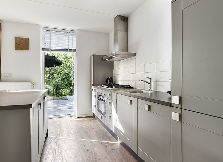 Stilvolle Sitzecke mit Kamin im Miggelenberg Bungalow, Hoenderloo, Veluwe.