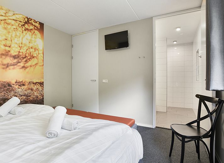 Stilvolle Sitzecke mit Kamin im Miggelenberg Bungalow, Hoenderloo, Veluwe.