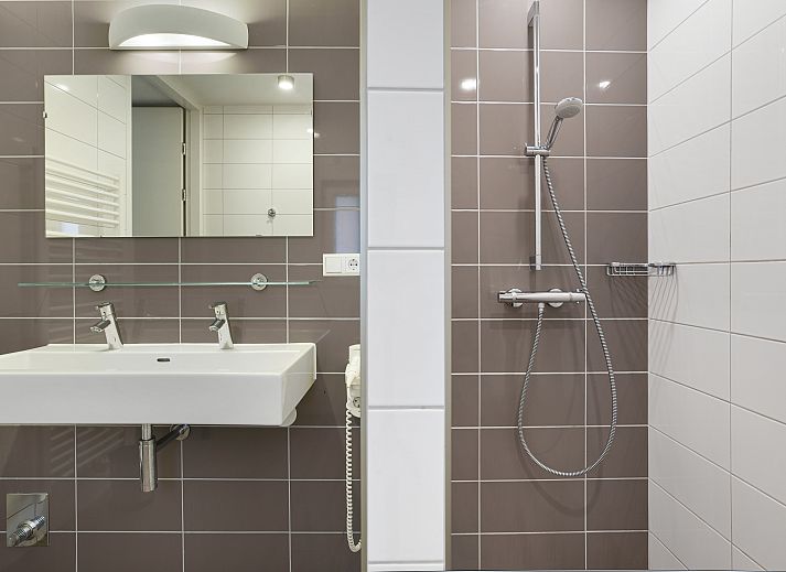 Stilvolle Sitzecke mit Kamin im Miggelenberg Bungalow, Hoenderloo, Veluwe.