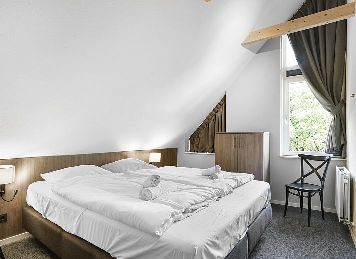 Stilvolle Sitzecke mit Kamin im Miggelenberg Bungalow, Hoenderloo, Veluwe.