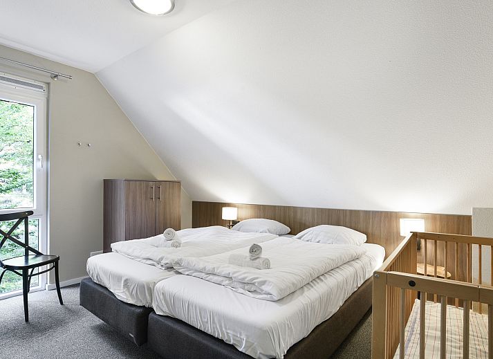 Esszimmer mit langem Tisch im Miggelenberg Bungalow, Hoenderloo, Veluwe.