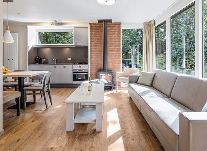 Miggelenberg 8-persoons bungalow 8C in Hoenderloo, Veluwe met zonnig terras omgeven door natuur.