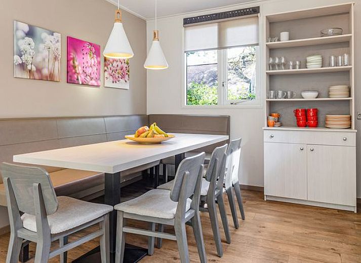 Gezellige woonkamer in Miggelenberg 8-persoons bungalow 8C, Hoenderloo, Veluwe met moderne inrichting.