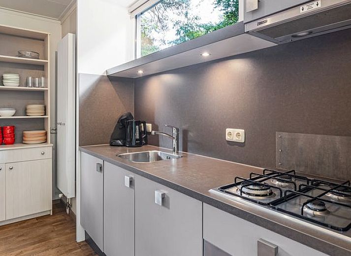 Gezellige woonkamer in Miggelenberg 8-persoons bungalow 8C, Hoenderloo, Veluwe met moderne inrichting.