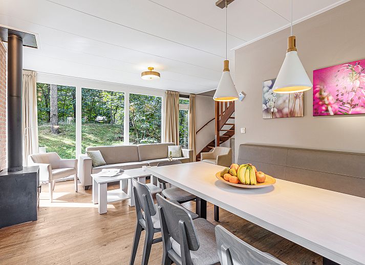 Gezellige woonkamer in Miggelenberg 8-persoons bungalow 8C, Hoenderloo, Veluwe met moderne inrichting.