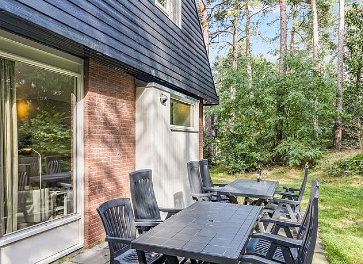 Gezellige woonkamer in Miggelenberg 8-persoons bungalow 8C, Hoenderloo, Veluwe met moderne inrichting.