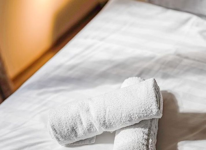 Open keuken en ruime zithoek in Miggelenberg 8-persoons bungalow 8C, Hoenderloo, Veluwe.