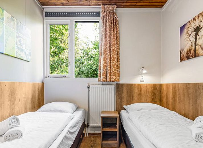 Open keuken en ruime zithoek in Miggelenberg 8-persoons bungalow 8C, Hoenderloo, Veluwe.