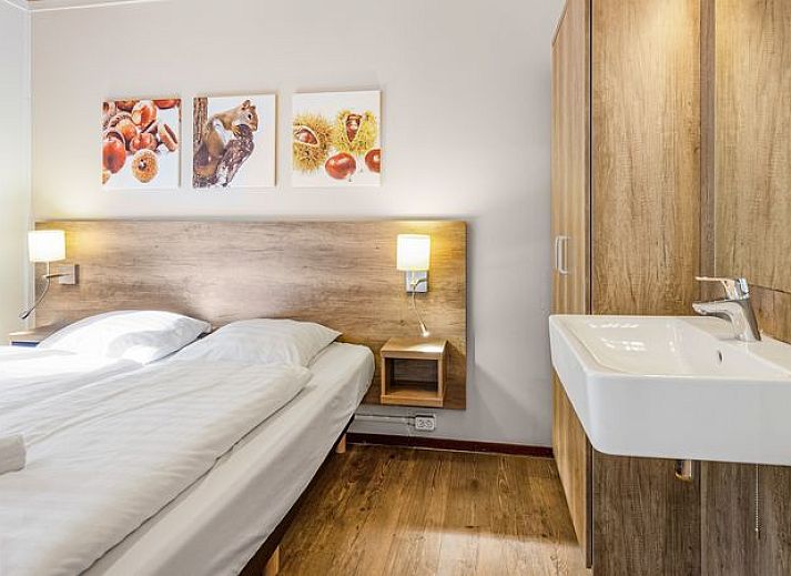 Sfeervolle woonkamer met houtkachel in Miggelenberg 8-persoons bungalow 8C, Hoenderloo, Veluwe.