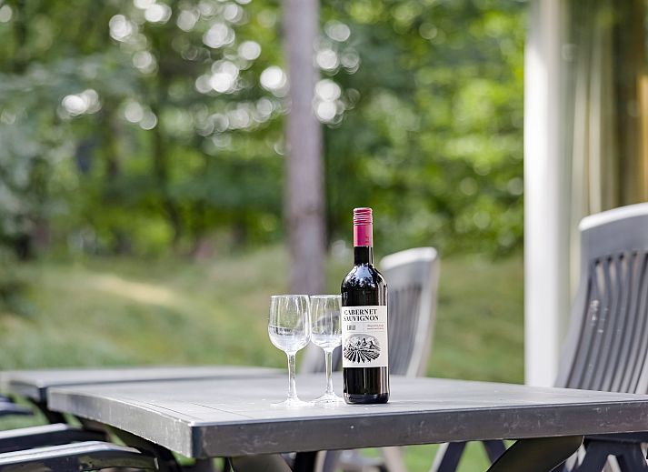 Eetkamer met uitzicht op natuur in Miggelenberg 8-persoons bungalow 8C, Hoenderloo, Veluwe.