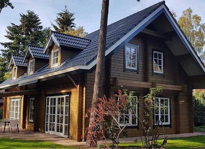 Groepsaccommodatie Bosuil vakantiehuis in Hoenderloo Veluwe met ruime veranda en groene omgeving.