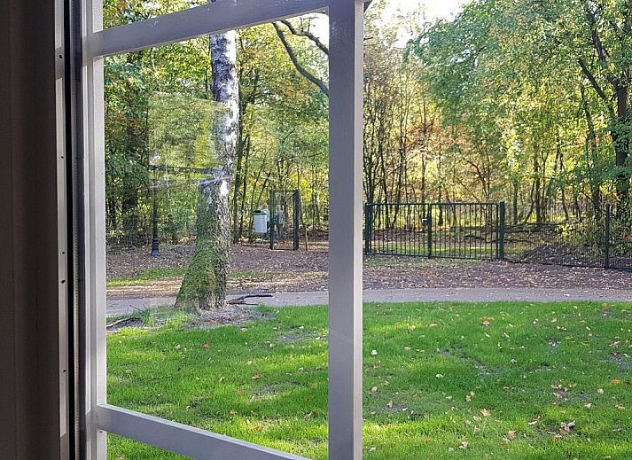 Groepsaccommodatie Bosuil in Hoenderloo Veluwe, vakantiehuis met terras en bosrijke omgeving.