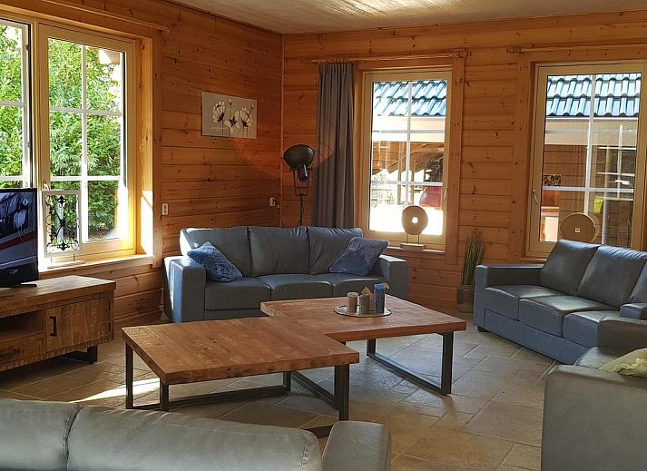 Groepsaccommodatie Bosuil vakantiehuis in Hoenderloo Veluwe, houten architectuur te midden van natuur.