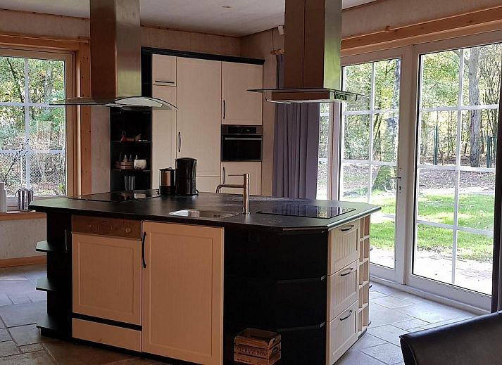 Groepsaccommodatie Bosuil vakantiehuis in Hoenderloo Veluwe, houten architectuur te midden van natuur.