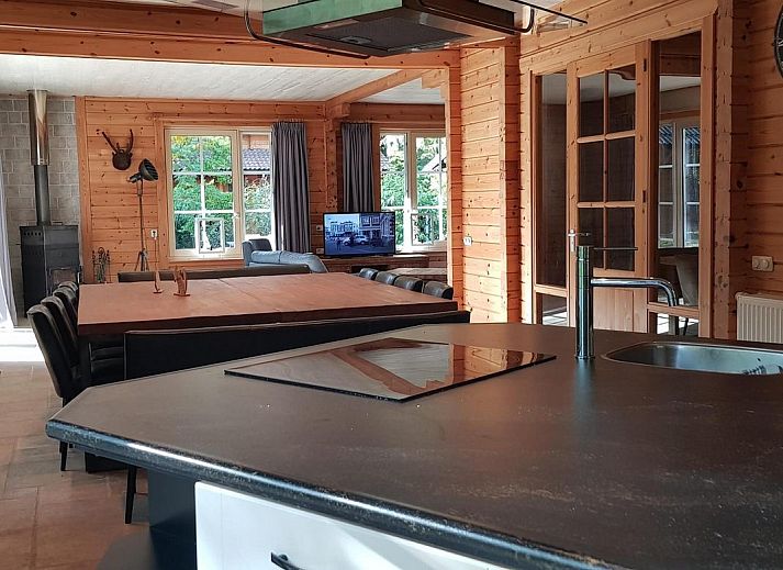 Groepsaccommodatie Bosuil in Hoenderloo, Veluwe, vakantiehuis met terras onder de bomen.