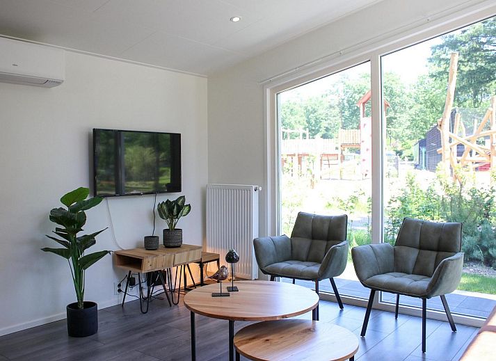 Side view of Holiday home Heidehoeve comfort with spacious outdoor area in Hoenderloo, Veluwe, Gelderland.