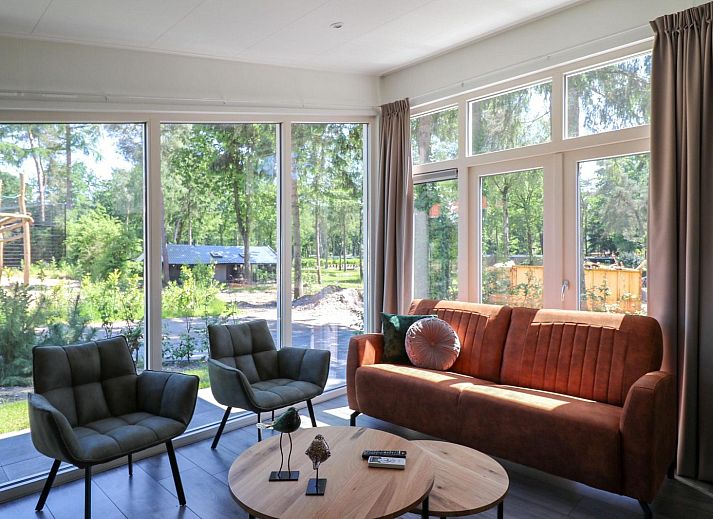 Side view of Holiday home Heidehoeve comfort with spacious outdoor area in Hoenderloo, Veluwe, Gelderland.