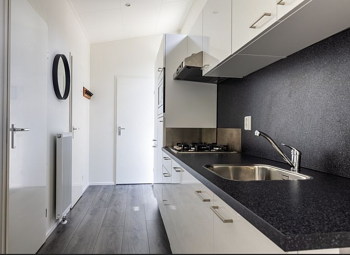 Side view of Holiday home Heidehoeve comfort with spacious outdoor area in Hoenderloo, Veluwe, Gelderland.