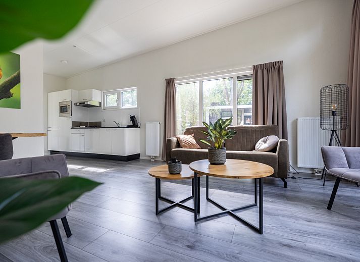 Terras met parasol bij Vakantiewoning Heidehoeve comfort, ideaal voor ontspanning in Hoenderloo, Veluwe.