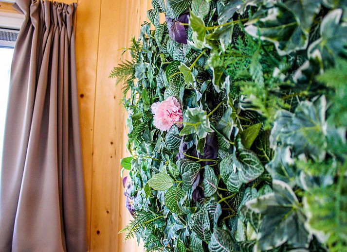 Terras met parasol bij Vakantiewoning Heidehoeve comfort, ideaal voor ontspanning in Hoenderloo, Veluwe.