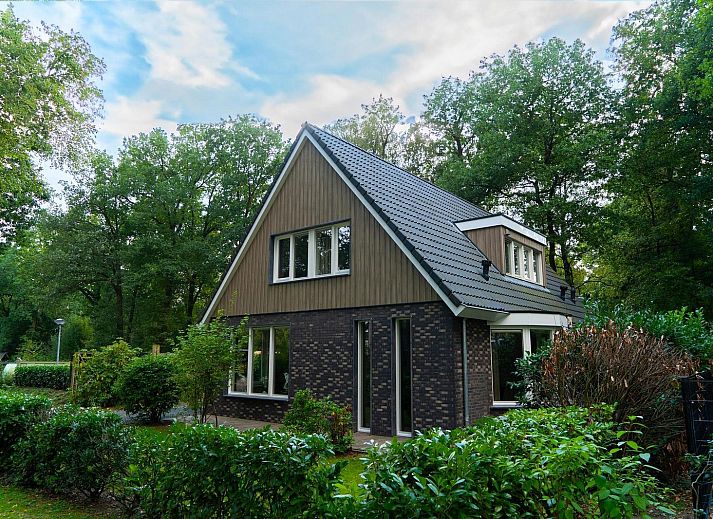 Gruppenunterkunft Douglas in Hoenderloo, Veluwe. Charmantes Ferienhaus inmitten gruener Natur, ideal fuer einen erholsamen Aufenthalt in Gelderland.