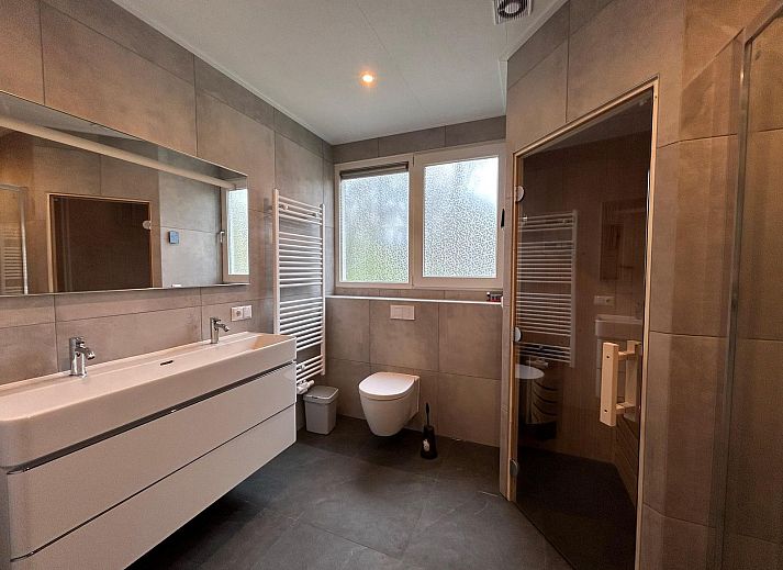 Gruppenunterkunft Douglas, ein attraktives Ferienhaus in Hoenderloo, Veluwe, umgeben von gruener Natur und ruhiger Waldumgebung.