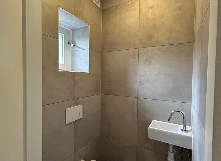 Attraktives Schlafzimmer in der Gruppenunterkunft Douglas, einem Ferienhaus in Hoenderloo in der Veluwe, Gelderland mit Blick auf die Natur.