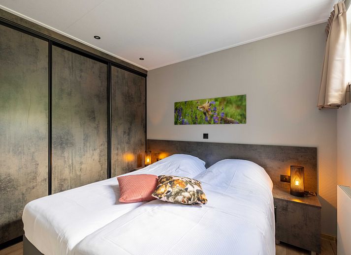 Buitenterras van Vakantiewoning Boszicht Luxe in Hoenderloo, Veluwe omgeven door bomen.