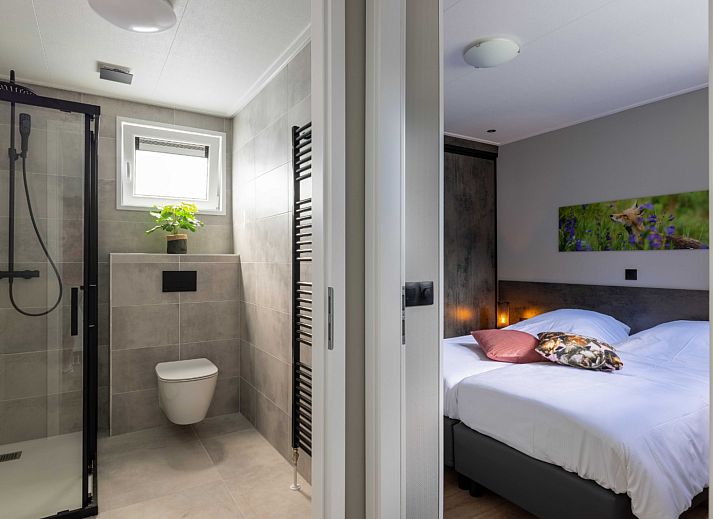 Buitenterras van Vakantiewoning Boszicht Luxe in Hoenderloo, Veluwe omgeven door bomen.