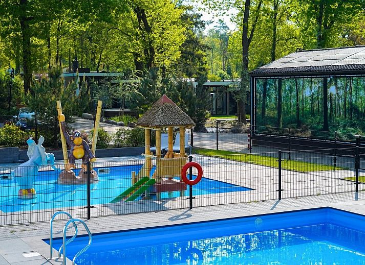 Moderne woonkamer in Vakantiewoning Boszicht Luxe, Hoenderloo, Veluwe met uitzicht op de natuur.