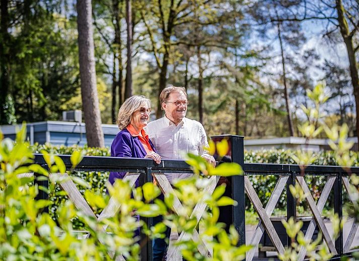Moderne woonkamer in Vakantiewoning Boszicht Luxe, Hoenderloo, Veluwe met uitzicht op de natuur.