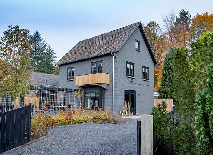 Huisje in Hoenderloo, Veluwe, Gelderland, een charmant vakantiehuis omringd door natuur.