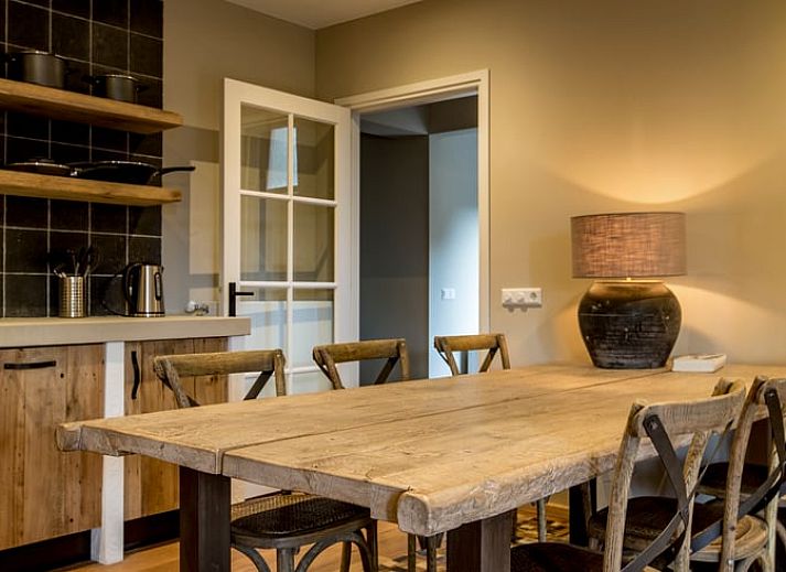 Huisje in Hoenderloo, Veluwe, Gelderland, een charmant vakantiehuis omringd door natuur.