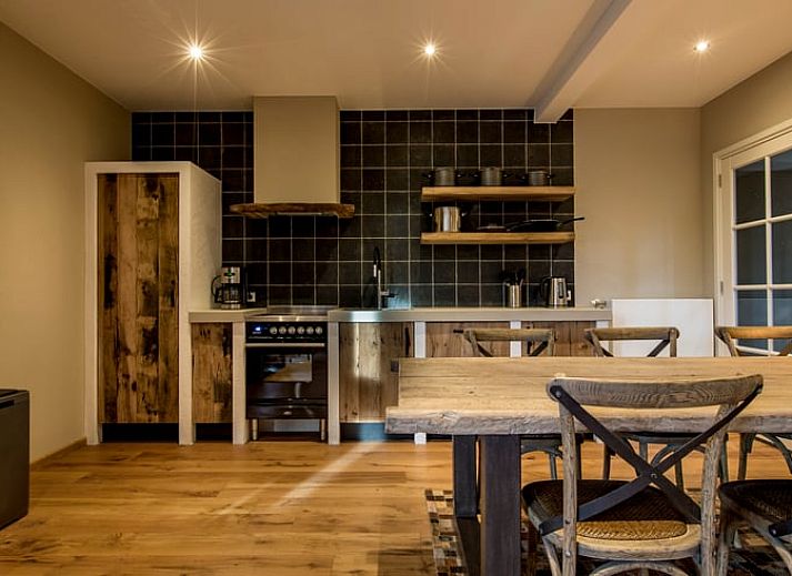 Huisje in Hoenderloo, Veluwe, Gelderland, een charmant vakantiehuis omringd door natuur.