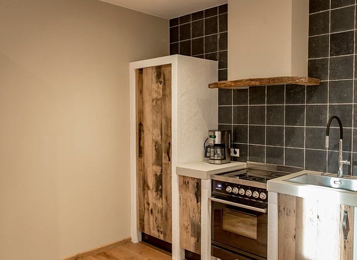 Gezellige eetruimte in Huisje in Hoenderloo, Veluwe, ideaal voor familiediners.